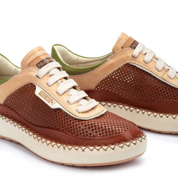 'Mesina' geperforeerde damessneaker - Rood mix - Chaplinshoes'Mesina' geperforeerde damessneaker - Rood mixPikolinos